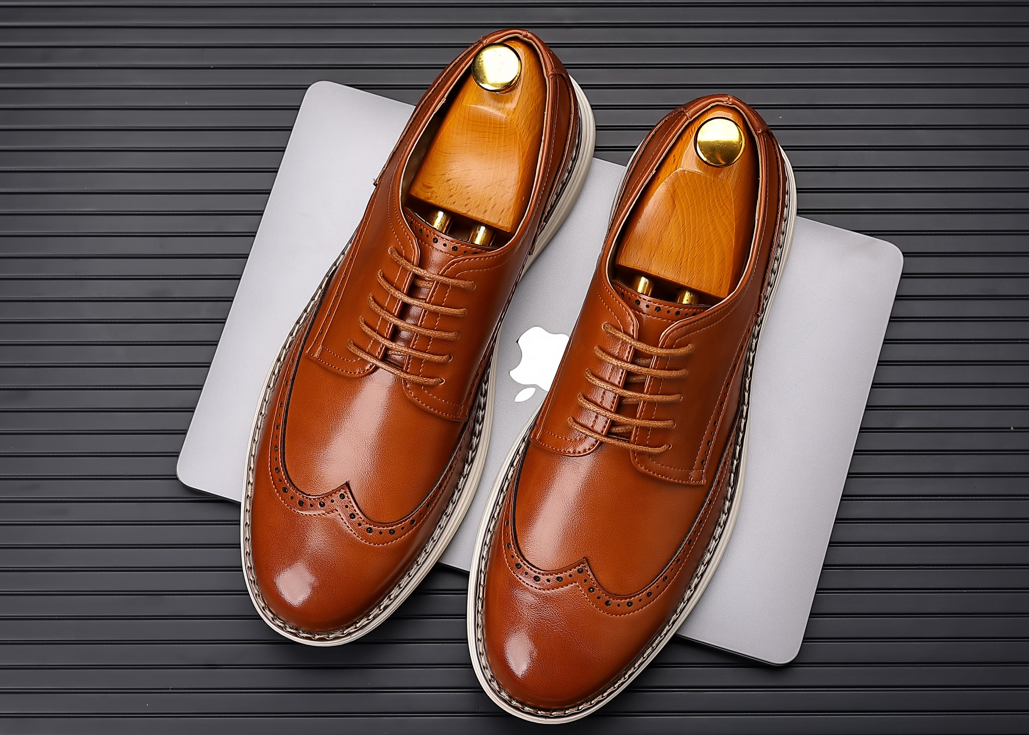 Zapatos Derby de cuero con punta de ala para hombre