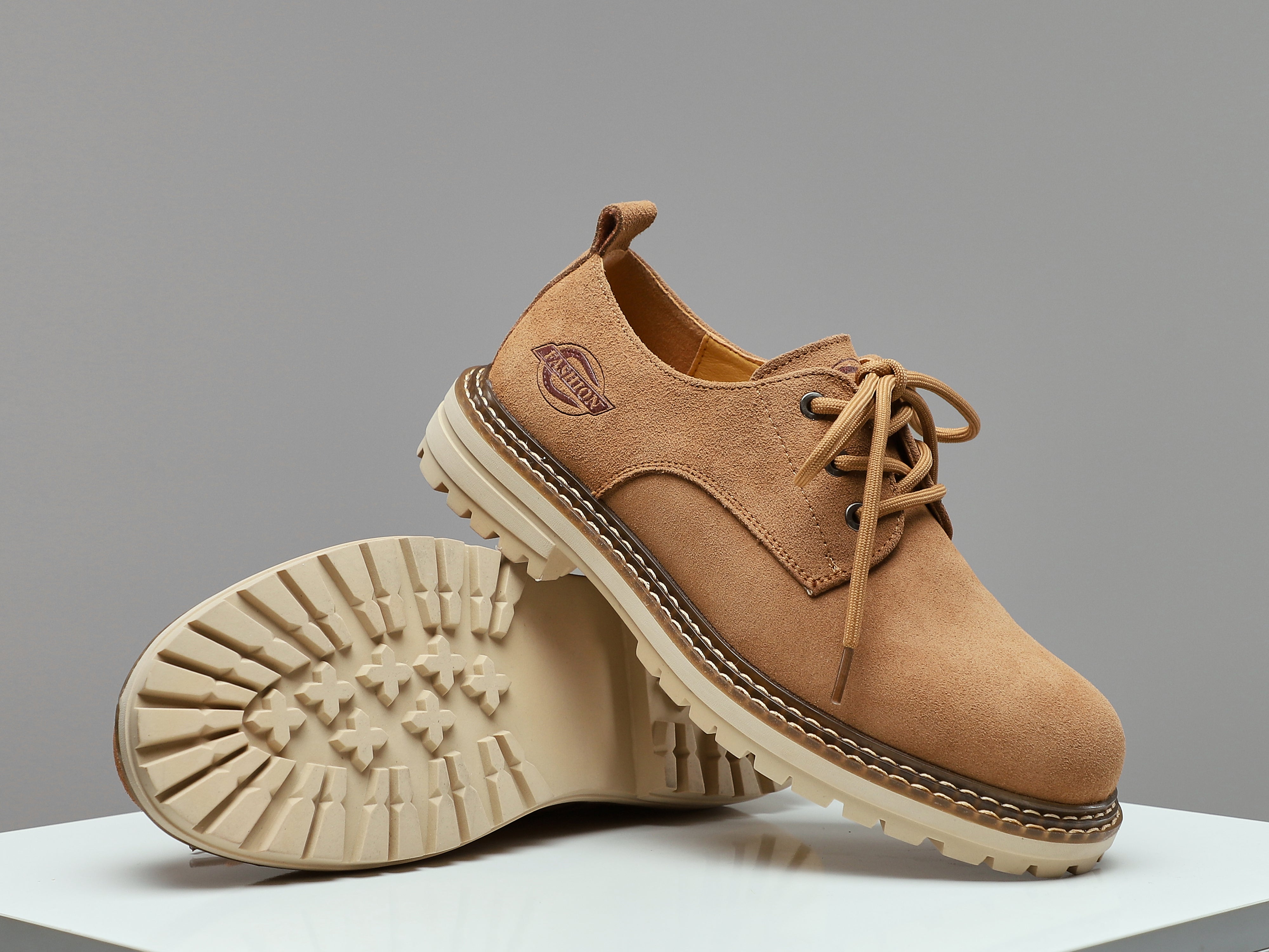 Zapatos Derby de ante con suela dentada para hombre